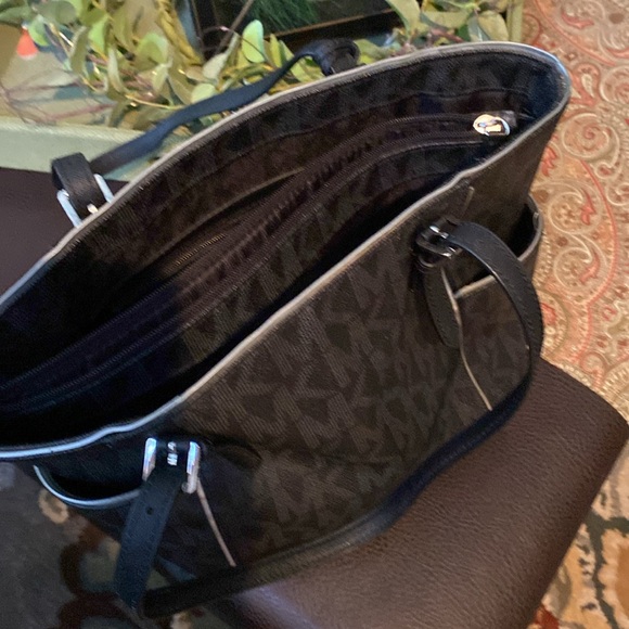 ♥️CUTE♥️ Michael Kors small tote bag 🖤 - Picture 4 of 4